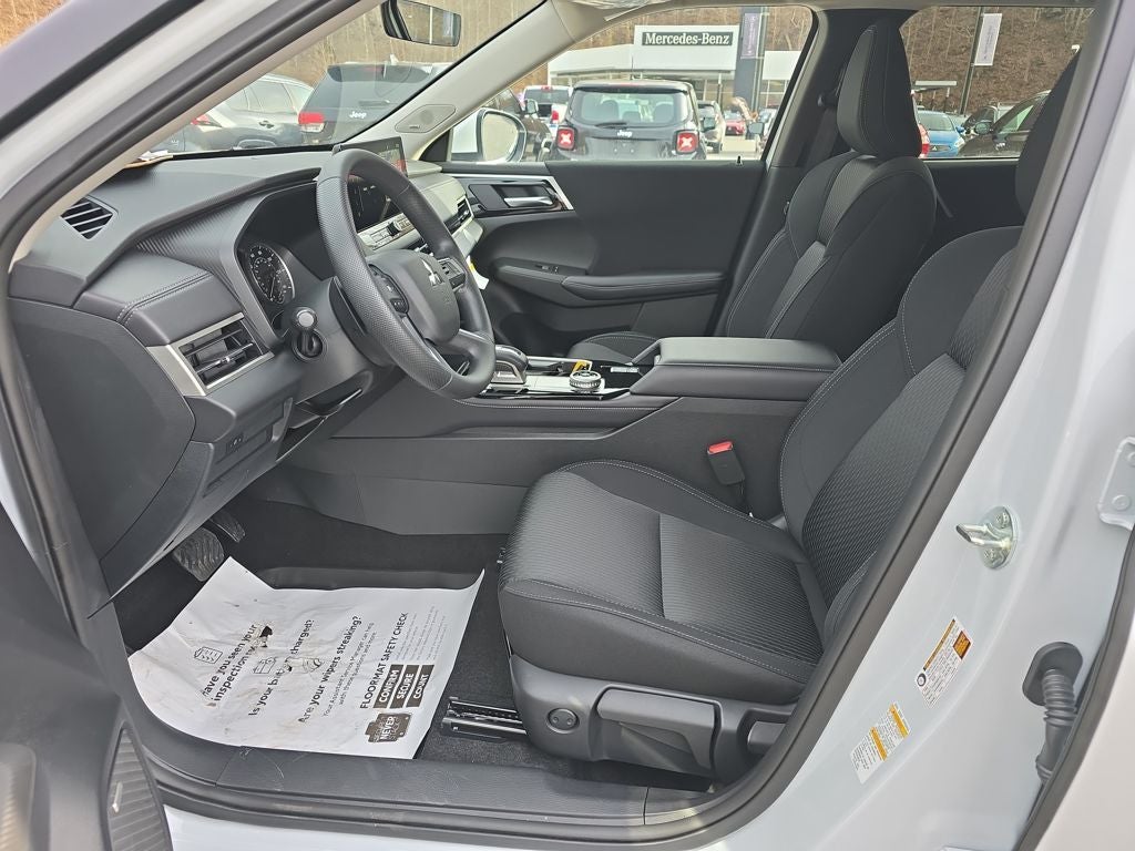 2025 Mitsubishi Outlander ES