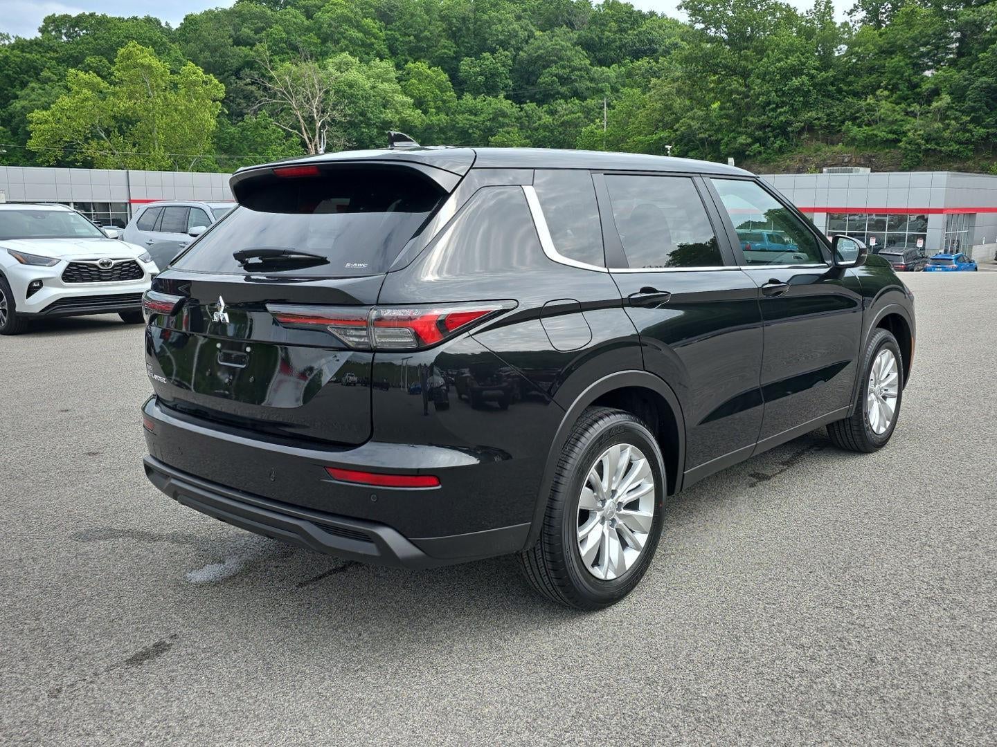 2026 Mitsubishi Outlander ES