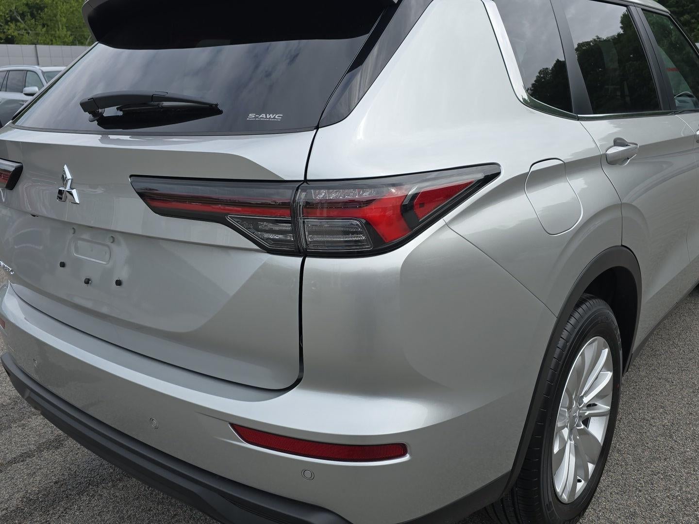 2026 Mitsubishi Outlander ES