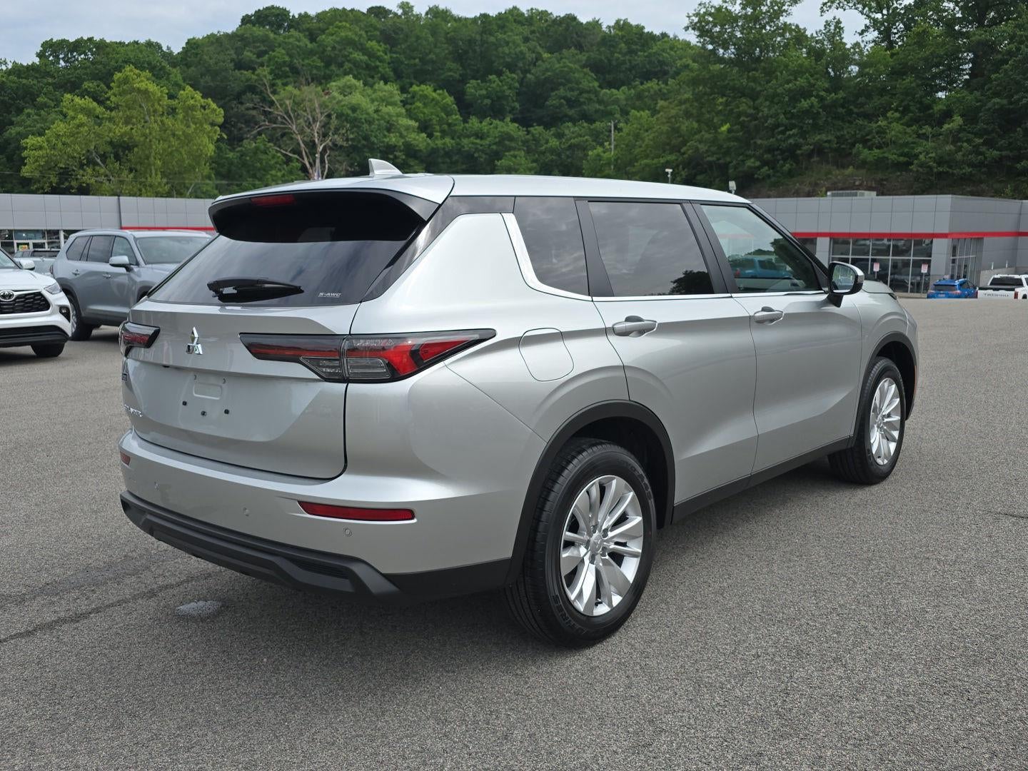 2026 Mitsubishi Outlander ES