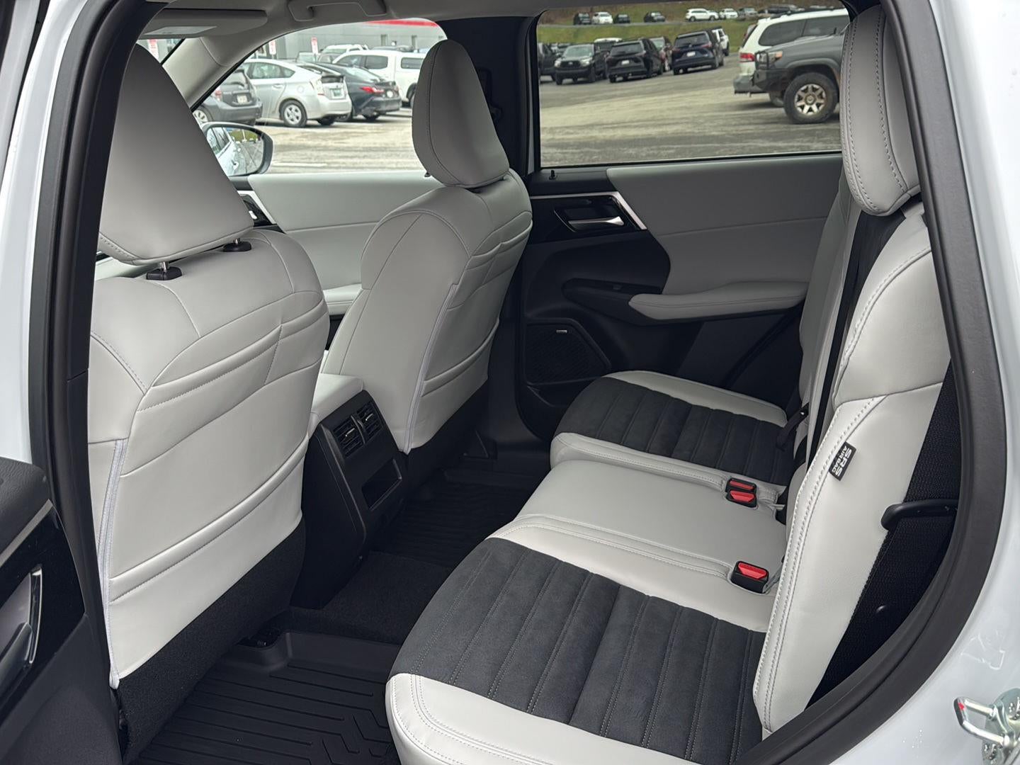 2026 Mitsubishi Outlander SE