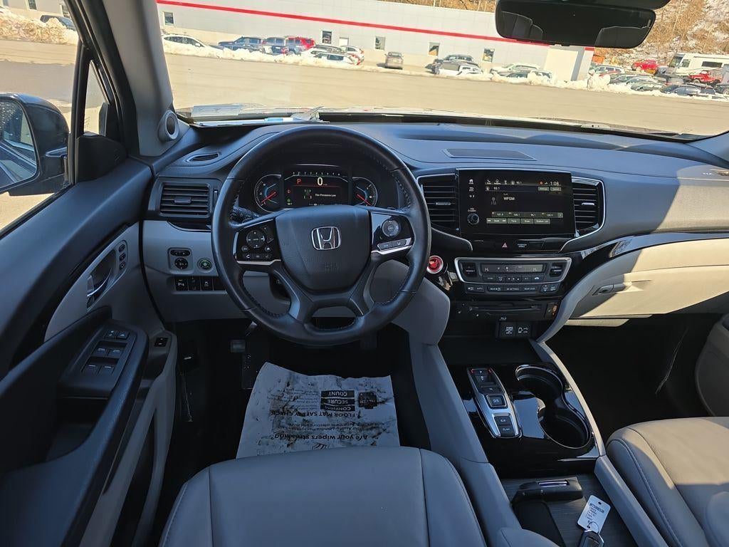 2022 Honda Pilot Touring w/Rear Captain's Chairs