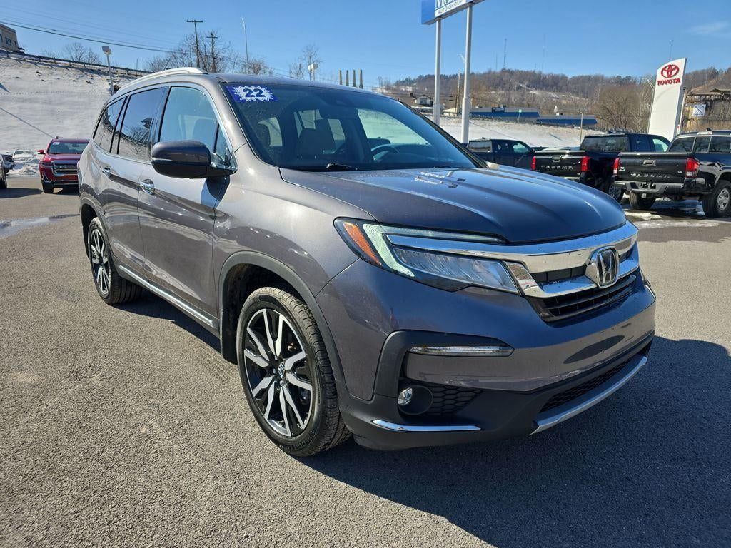 2022 Honda Pilot Touring w/Rear Captain's Chairs