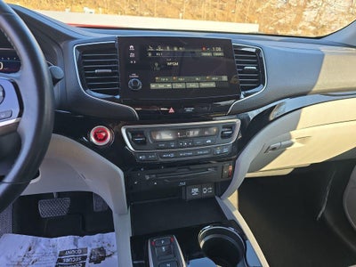 2022 Honda Pilot Touring w/Rear Captain's Chairs