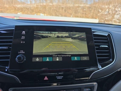 2022 Honda Pilot Touring w/Rear Captain's Chairs