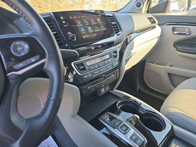 2022 Honda Pilot Touring w/Rear Captain's Chairs