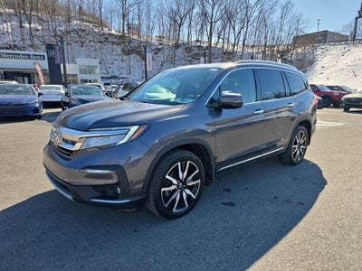 2022 Honda Pilot Touring w/Rear Captain's Chairs