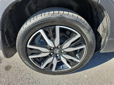 2022 Honda Pilot Touring w/Rear Captain's Chairs