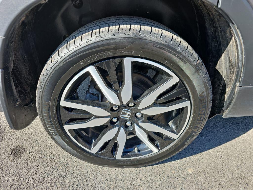 2022 Honda Pilot Touring w/Rear Captain's Chairs