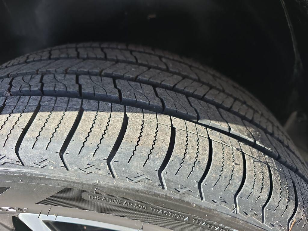 2022 Honda Pilot Touring w/Rear Captain's Chairs