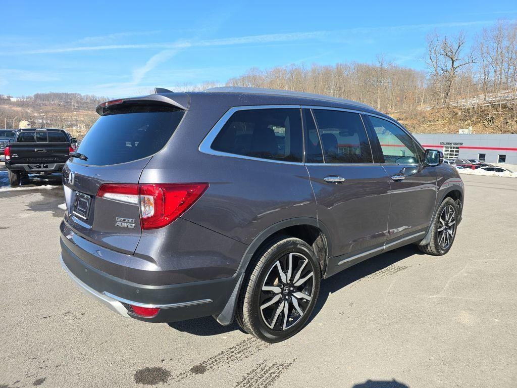 2022 Honda Pilot Touring w/Rear Captain's Chairs