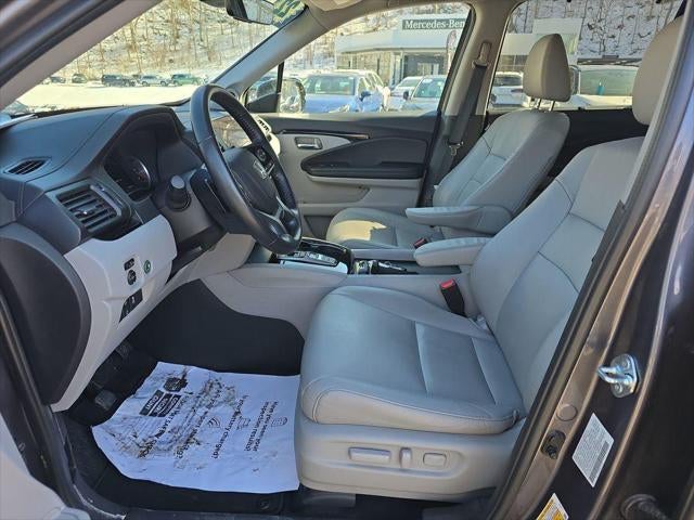 2022 Honda Pilot Touring w/Rear Captain's Chairs