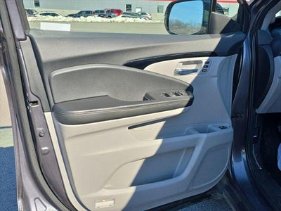 2022 Honda Pilot Touring w/Rear Captain's Chairs