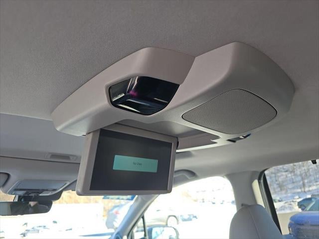 2022 Honda Pilot Touring w/Rear Captain's Chairs