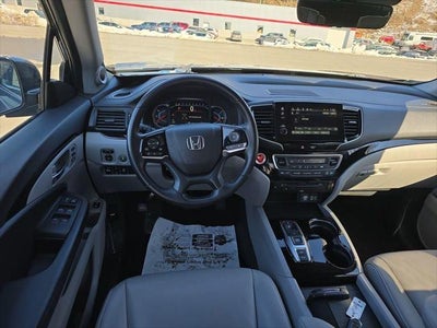 2022 Honda Pilot Touring w/Rear Captain's Chairs