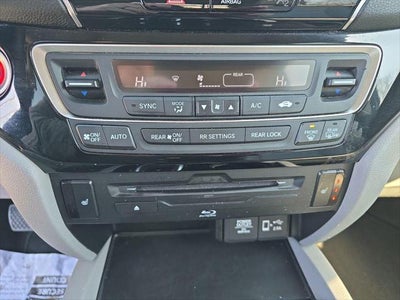 2022 Honda Pilot Touring w/Rear Captain's Chairs