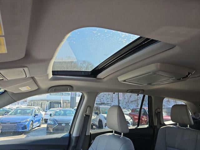 2022 Honda Pilot Touring w/Rear Captain's Chairs