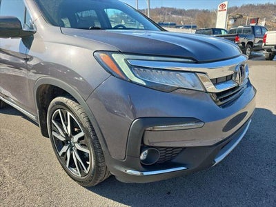 2022 Honda Pilot Touring w/Rear Captain's Chairs
