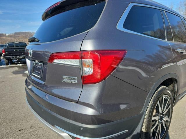 2022 Honda Pilot Touring w/Rear Captain's Chairs