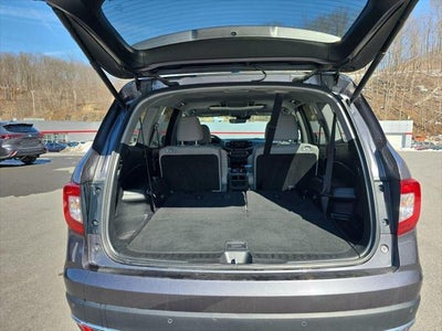 2022 Honda Pilot Touring w/Rear Captain's Chairs