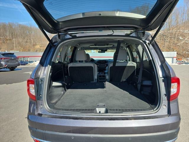 2022 Honda Pilot Touring w/Rear Captain's Chairs