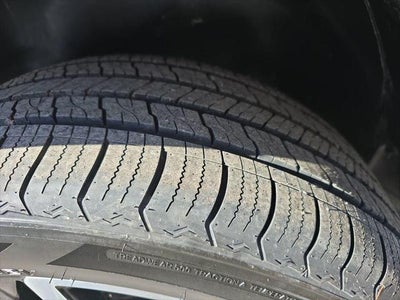 2022 Honda Pilot Touring w/Rear Captain's Chairs