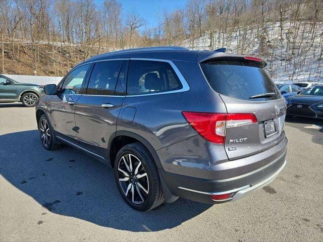 2022 Honda Pilot Touring w/Rear Captain's Chairs