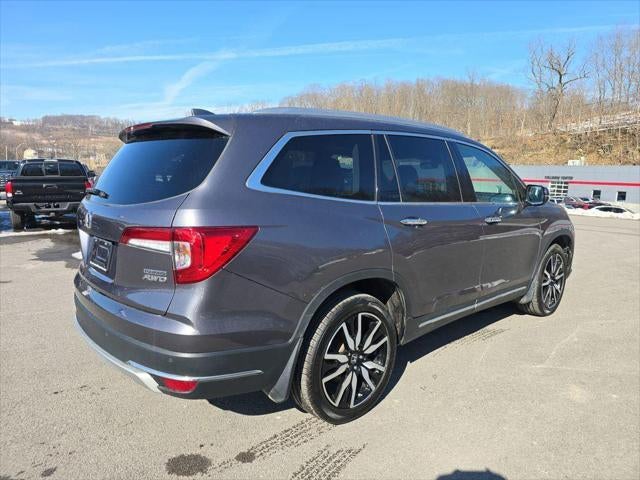 2022 Honda Pilot Touring w/Rear Captain's Chairs