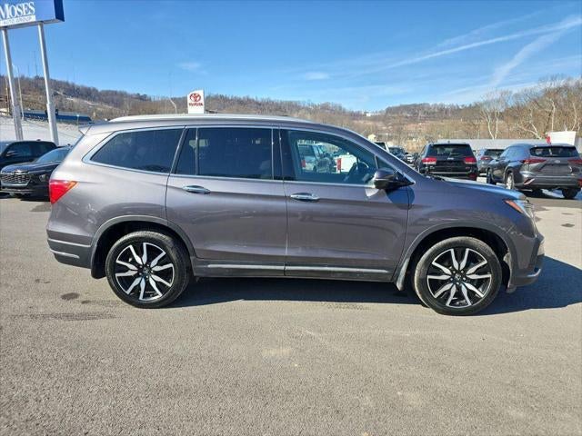 2022 Honda Pilot Touring w/Rear Captain's Chairs