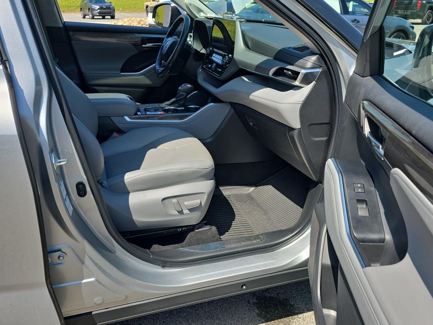 2022 Toyota Highlander Hybrid Platinum