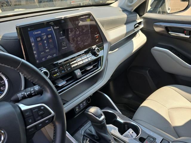 2022 Toyota Highlander Hybrid Platinum