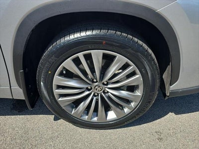 2022 Toyota Highlander Hybrid Platinum