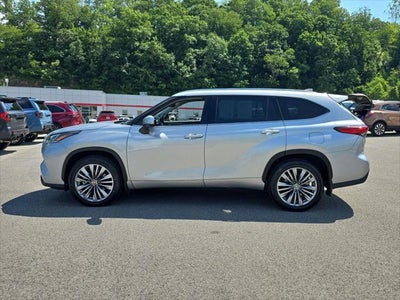 2022 Toyota Highlander Hybrid Platinum