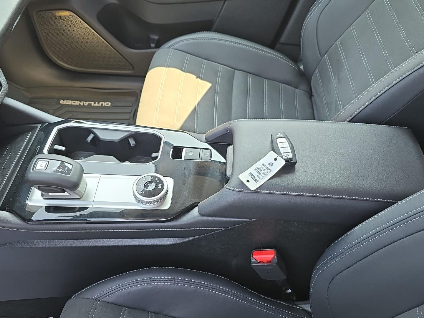 2025 Mitsubishi Outlander SE